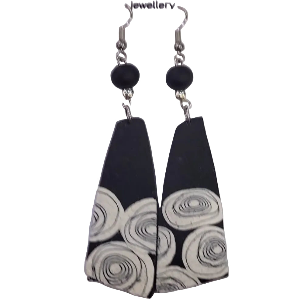 Black and white patterned earrings on a Fope Habot card.