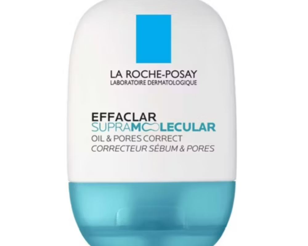 La Roche-Posay Effaclar Supramolecular Oil & Pores Correct corrector sébume et pores, in a white and light blue bottle with a blue square logo, on a white background.