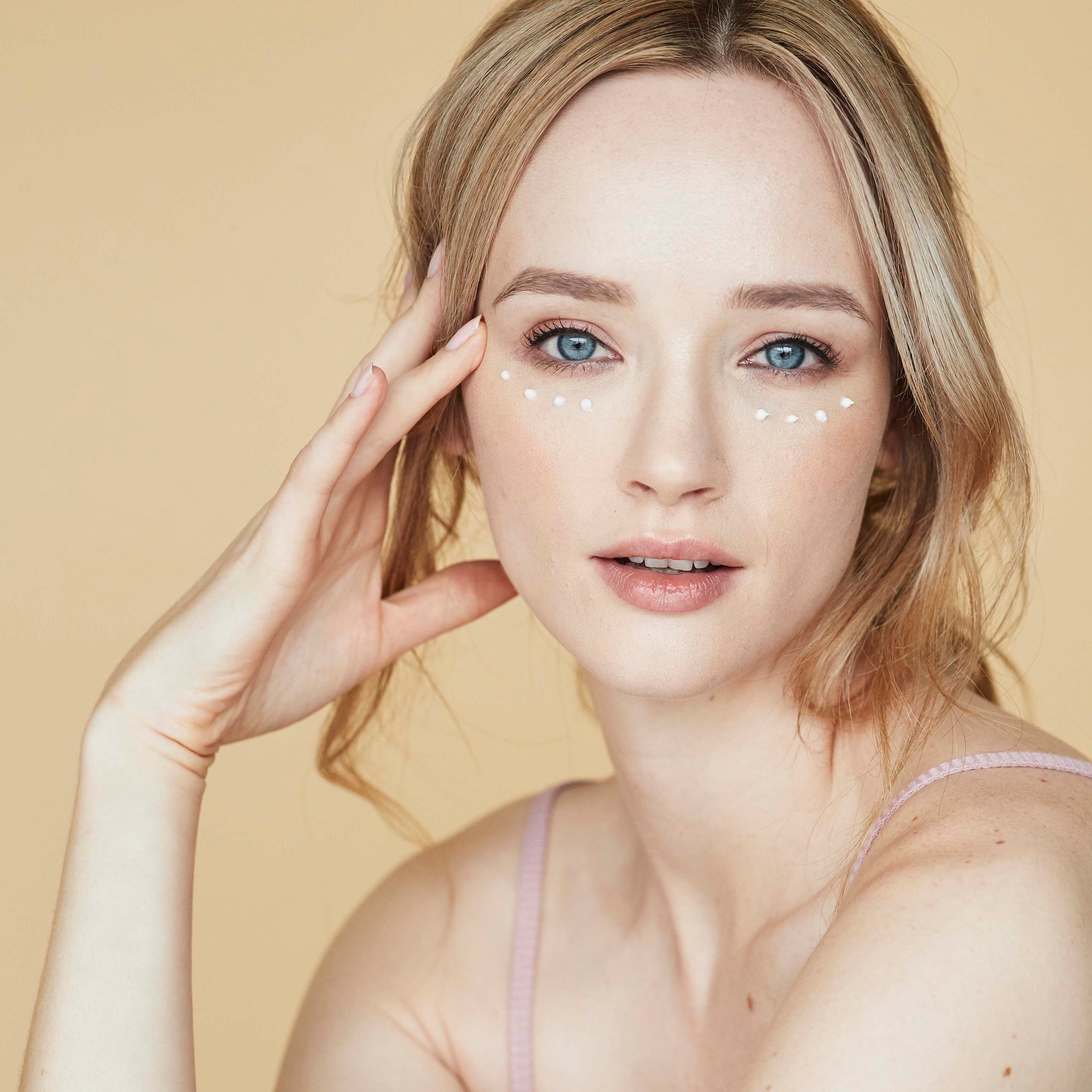 Trilogy eye contour cream 10ml model demonstartion