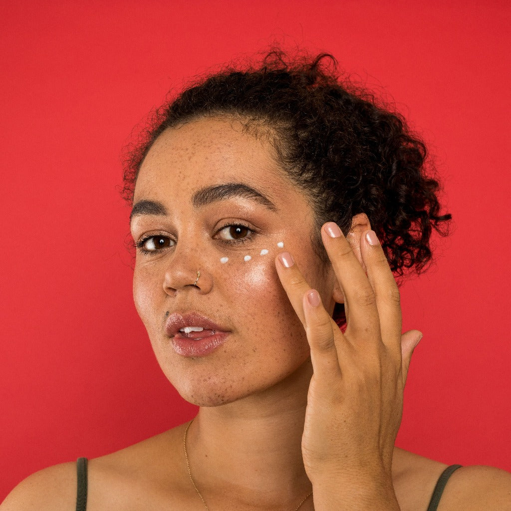 Trilogy eye contour cream 10ml model demonstartion